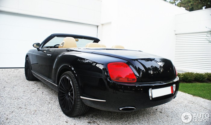 Chiếc xe sang Bentley Continental GT cũng có màu đen bóng giống như làn da của anh vậy, màu đen của Bentley càng tạo nên vẻ lịch lãm sang trọng cho chủ nhân của nó.